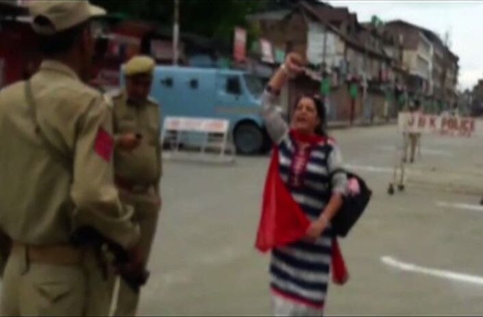 Viral Satya Lady Who Gave Slogans Of Bharat Mata Ki Jai In Srinagars Lal Chowk Latest Update व्हायरल सत्य : लाल चौकात महिलेकडून 'भारत माता..'च्या घोषणा?