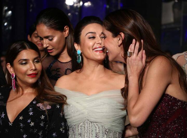 अभिनेत्री प्रीति झिंटाचा रॅम्पवॉक