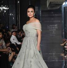  लॅक्मे फॅशन वीकमध्ये अभिनेत्री प्रीति झिंटाचा रॅम्पवॉक