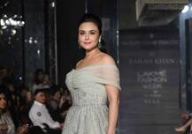  लॅक्मे फॅशन वीकमध्ये अभिनेत्री प्रीति झिंटाचा रॅम्पवॉक