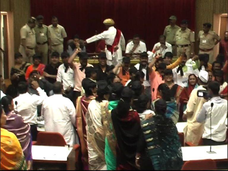 Tax Issue In Nashik Sena Bjp Quarrel Latest News Updates करवाढीच्या मुद्द्यावरुन नाशिकमध्ये सेना-भाजप आमने-सामने