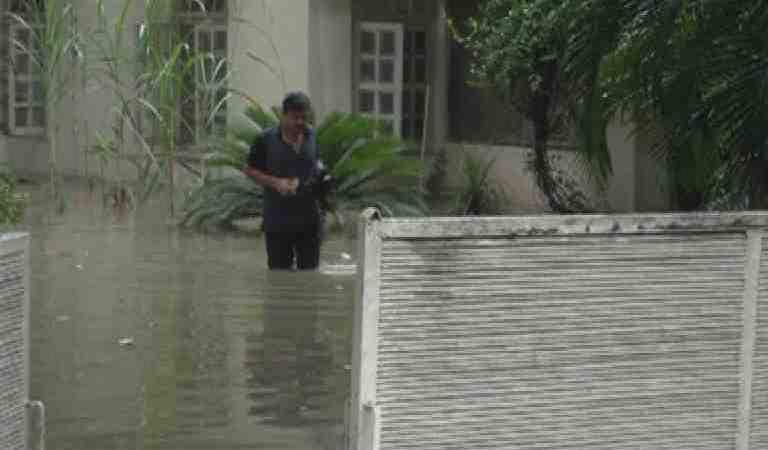 नांदेड शहर जलमय, महापालिका आयुक्तांच्या घरातही पाणी Havey Rainfall In Nanded Water In The House Of The Municipal Commissioner And Additional District Collector नांदेड शहर जलमय, महापालिका आयुक्तांच्या घरातही पाणी