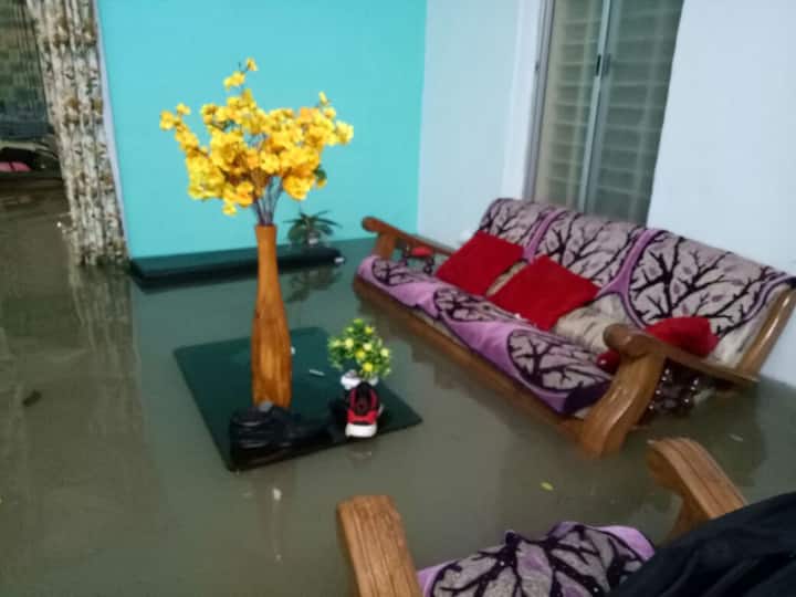 गेल्या २४ तासात नांदेड शहरात तुफान पाऊस सुरु असून, शहरातील सर्वभाग जलमय झाला आहे. आतापर्यंत शहरात १४४ मिलिमीटर इतका विक्रमी पाऊस नोंद करण्यात आली आहे.
