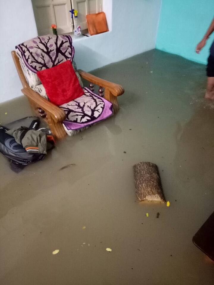 मुसळधार पावसामुळे दत्तनगर, विष्णुनगरसारख्या ठिकाणांमध्ये मोठं पाणी साचलं आहे. यासोबत नांदेडहून मुंबईला जोडणाऱ्या महामार्गावरही पाणी साचल्यानं इथंही वाहनांची गर्दी झाली आहे.
