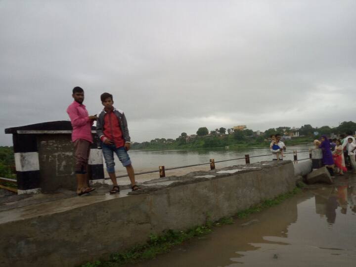 नांदेड महापालिका आयुक्त आणि अतिरिक्त जिल्हाधिकाऱ्यांच्या घरात 3 ते 4 फूट पाणी शिरलं आहे. त्यामुळे आयुक्तांसह शहरातील इतर नागरिकांची मोठी तारांबळ उडाली आहे.