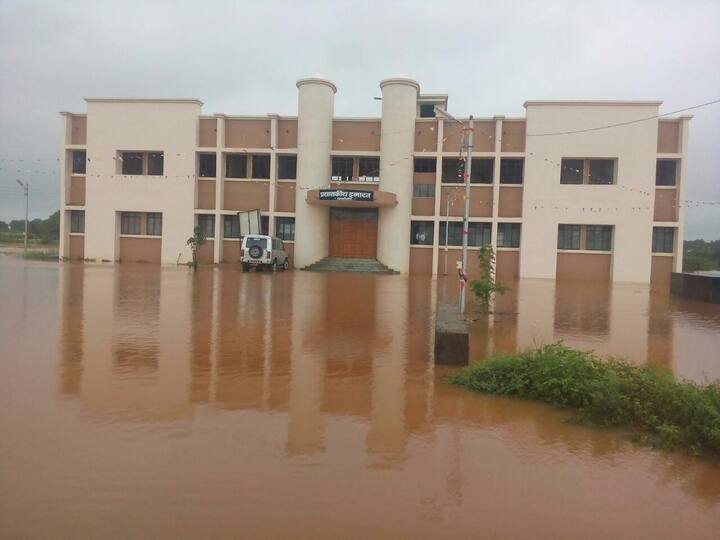 नांदेड जिल्ह्यातल्या 16 पैकी 13 तालुक्यात अतिवृष्टी झाली आहे. विशेष म्हणजे, महापालिका आयुक्त आणि अतिरिक्त जिल्हाधिकारी यांच्या घरात देखील 3 ते 4 फूट पाणी शिरलं आहे.