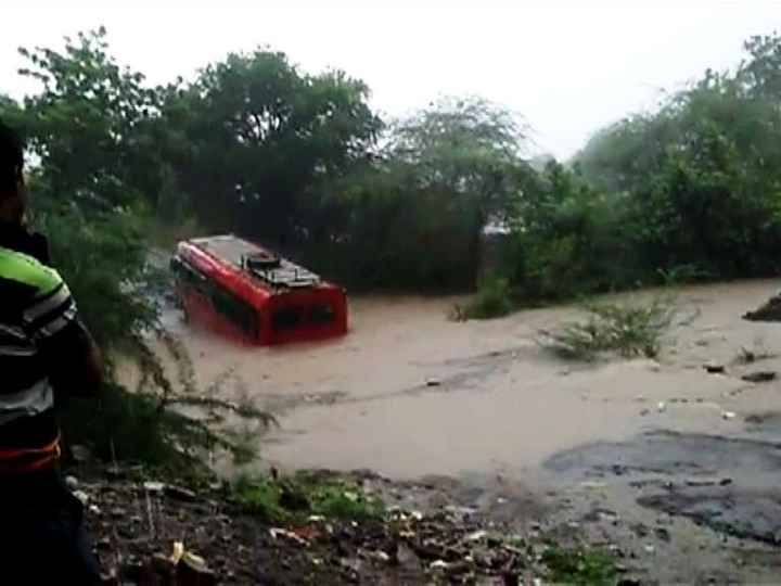St Bus Fallen In Drainage In Aurangabad Latest Updates VIDEO : औरंगाबादमध्ये एसटी बस नाल्यात अडकली!