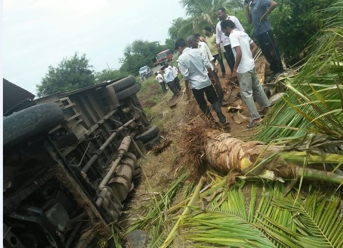 Satara St Turns Upside Down In Farm After Driver Feels Dizziness Latest Update चालकाला चक्कर आल्याने एसटी शेतात घुसली, 43 प्रवासी जखमी