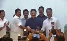 तामिळनाडूत अण्णा द्रमुकचे पलानीसामी आणि पन्नीरसेल्वम गट विलीन