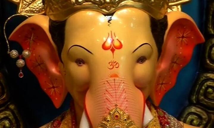 गेल्यावर्षी सिंहासनाला घुबडाची प्रभावळ होती. 