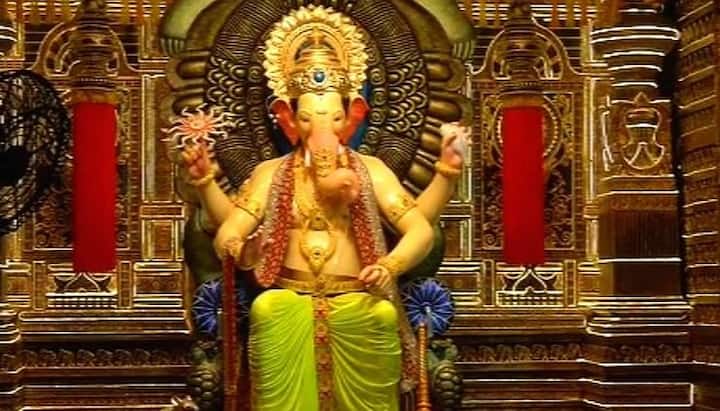 मुंबईतलं सर्वात प्रसिद्ध गणेशोत्सव मंडळ अर्थात लालबागच्या राजाच्या गणेशमूर्तीचा मुखदर्शन सोहळा पार पडला. 