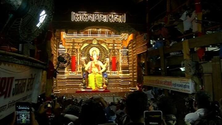 दरवर्षीप्रमाणे यंदाही लालबागच्या राजाची भव्य मूर्ती सिंहासनावर आरूढ आहे. यावेळी सिंहसनाला कासवाची प्रभावळ आहे.