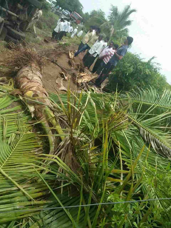 एसटी शेतातून जात असताना बसच्या वेगामुळे चक्क काही झाडे तोडली गेली. यामध्ये चार नारळाच्या झाडांचाही समावेश आहे.