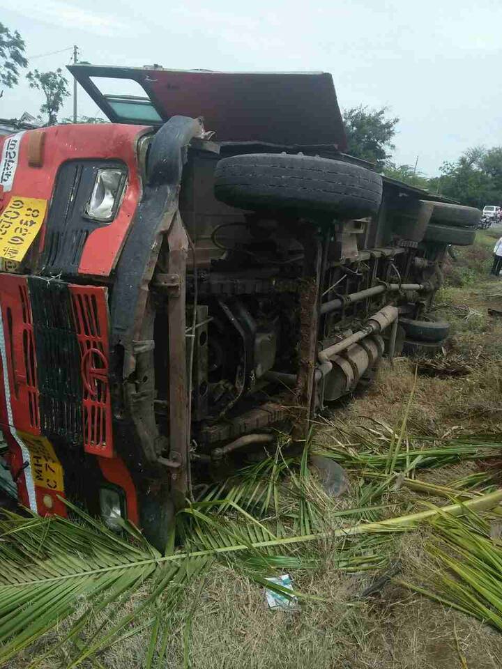 एसटी चालकाला चक्कर आल्यामुळे बस शेतात घुसल्याची घटना साताऱ्यात घडली आहे. या अपघातात बसमधील 43 प्रवाशांना दुखापत झाली असून पाच जण गंभीर जखमी आहेत. बस शेतात जवळपास 50 फूट आत घुसली.