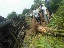 चालकाला चक्कर आल्याने एसटी थेट शेतात घुसली!