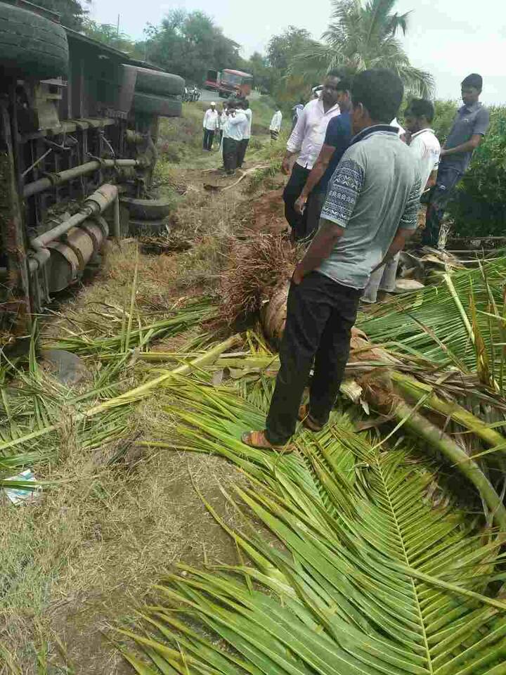 साताऱ्यातील फलटण तालुक्यातल्या राजाळी गावाजवळ हा अपघात घडला. राजाळे गावाजवळ आल्यानंतर एसटी चालकाला चक्कर आली. त्यामुळे त्याचा पाय एक्सलेटरवर दाबला गेला आणि बस शेतात घुसली. पन्नास फुटावर गेल्यानंतर एसटी उलटली.
