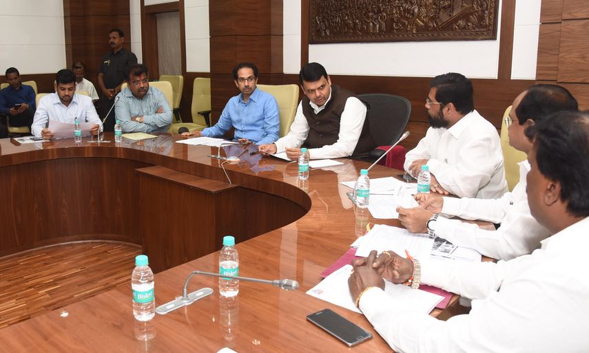 नगरसेवकांच्या निधीचं गाऱ्हाणं घेऊन उद्धव ठाकरे ‘वर्षा’वर, मुख्यमंत्र्यांशी चर्चा