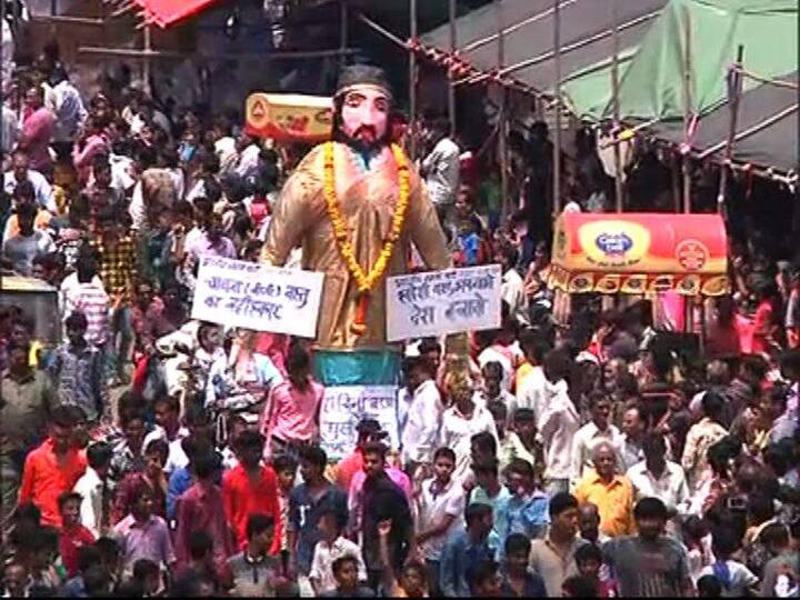 नागपुरात भोसले राजघराण्यातील इंग्रजांना फितूर झालेली बाकाबाई तर दुसरीकडे श्रीकृष्णला ठार मारण्याचा प्रयत्न करणारी पुतना मावशी अशा मनोवृत्तिचा विरोध म्हणून काळी आणि पिवळी मारबत काडण्यात येते. या उत्सवाला 135 वर्षाची परंपरा आहे.