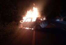 पुण्यात भररस्त्यात स्विफ्ट पेटली, तीन प्रवासी जळून खाक