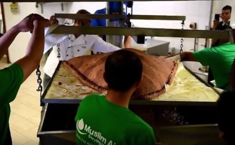 लंडनच्या मशिदीत जगातील सर्वात मोठ्या समोशाची निर्मिती Worlds Largest Samosa Record Smashed In London Latest Update लंडनच्या मशिदीत जगातील सर्वात मोठ्या समोशाची निर्मिती