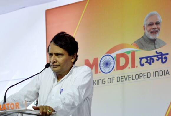 नैतिक जबाबदारी स्वीकारुन राजीनामा देणारे सुरेश प्रभू तिसरे रेल्वेमंत्री