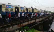 मुंबईत हार्बर मार्गावर लोकलचे 6 डबे रुळावरुन घसरले, वाहतूक विस्कळीत