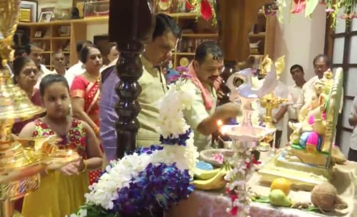 राज्याचे मुख्यमंत्री देवेंद्र फडणवीस यांच्या निवासस्थानीही बाप्पा विराजमान झाले. नेहमी राजकीय चर्चांनी घेरलेल्या ‘वर्षा’वर, बाप्पाच्या आगमनानं उत्सवाचं वातावरण निर्माण झालं. मुख्यमंत्र्यांसह त्यांची पत्नी अमृता फडणवीस आणि त्यांच्या कन्येनं एकत्रितपणे पूजा केली.