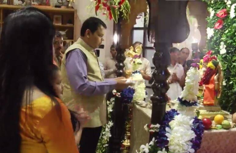 Ganesh Chaturthi 2017 Ganesh Festival In Politions House 'वर्षा'वर बाप्पाचं आगमन, राजकारण्यांच्या घरी गणरायाचं स्वागत