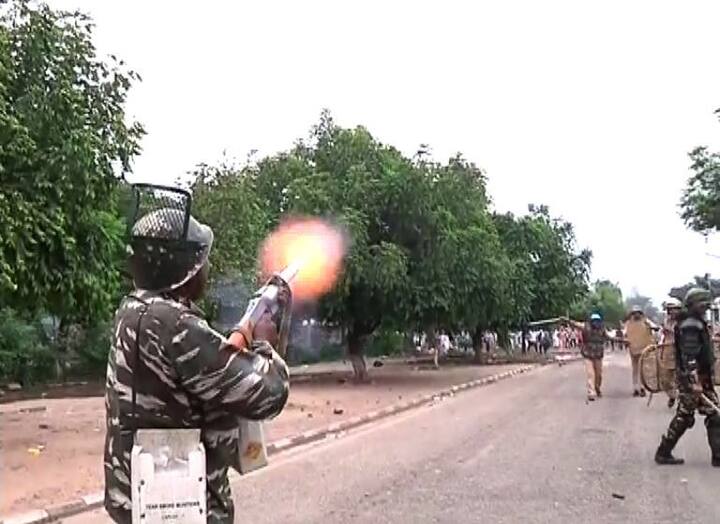 जमाव पांगवण्यासाठी पोलिसांनी हवेत गोळीबार करावा लागला. हिंसाचाराच्या या घटनेत आतापर्यंत 28 जणांचा मृत्यू झाला आहे. तर 250 हून अधिक जण जखमी झाले आहेत.