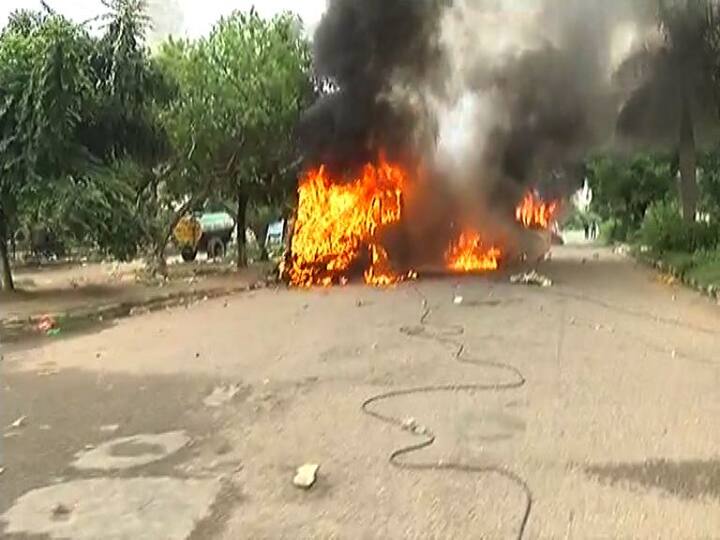 बाबा भक्तांनी माध्यमांच्या वाहनांवरही राग काढला. अनेक वृत्त वाहिन्यांच्या ओबी व्हॅन्सची तोडफोड करण्यात आली.
