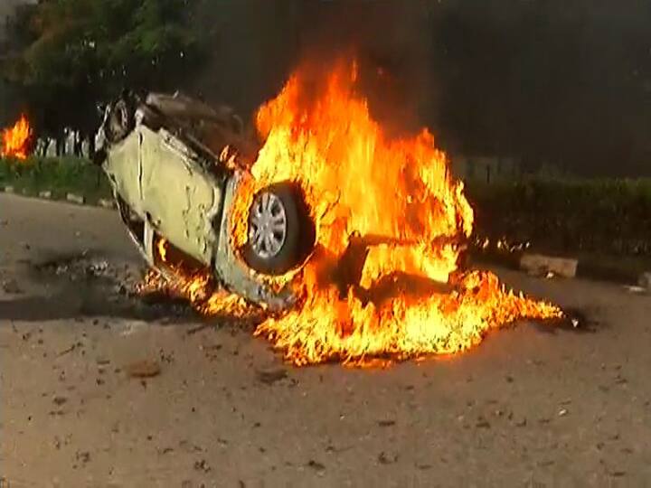 पंचकुलामध्ये अनुयायींनी गर्दी केल्याने बाबा राम रहीमला सीबीआय कोर्टापर्यंत पोहोचण्यात अडचणी येत होत्या. डेरा सच्चा सौदाचा प्रमुख बाबा राम रहीम सुमारे 800 गाड्यांच्या ताफ्यासह पंचकुला कोर्टात पोहोचला. राम रहीम मागच्या दरवाजाने कोर्टरुममध्ये दाखल झाला.