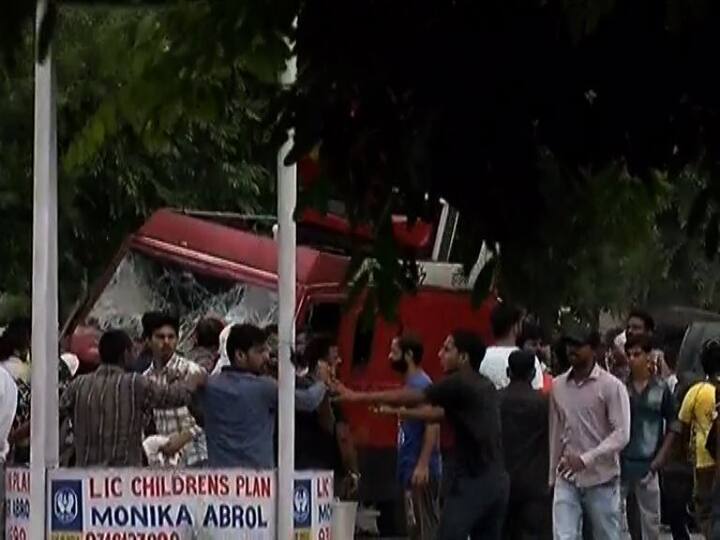 पंजाब, हरियाणा, चंदीगड आणि राजस्थानकडे जाणाऱ्या सुमारे 72 रेल्वे गाड्या रद्द केल्या आहेत. तर याशिवाय मोबाईल आणि इंटरनेट सेवाही 72 तासांसाठी बंद ठेवण्यात आली आहे.