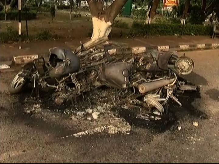 यादरम्यान, गुरमीत राम रहीमने फेसबुक आणि ट्विटरद्वारे अनुयायींना शांततेचं आणि पंचकुला न जाण्याचं आवाहन केलं आहे. “मी कायम कायद्याचा आदर केला आहे. मला पाठदुखी आहे, तरीही मी कायद्याचं पालन करुन कोर्टात हजर राहणार. मला देवावर पूर्ण विश्वास आहे. सगळ्यांनी शांतता राखा,” असं बाबा राम रहीम म्हणाला.