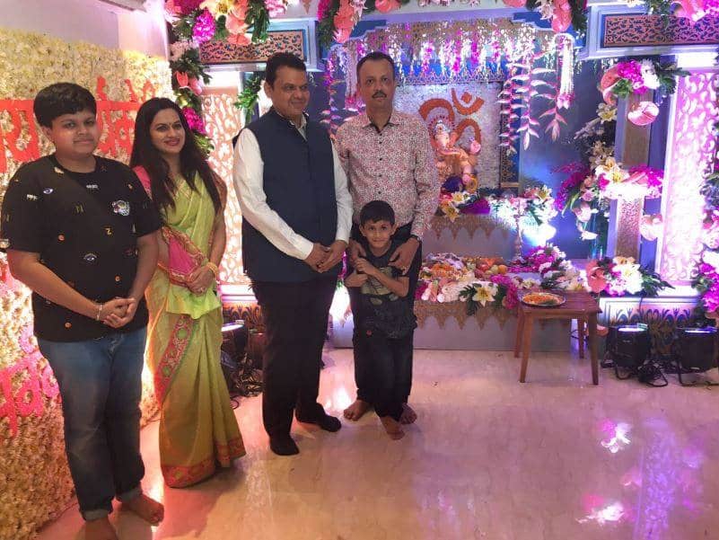 सलग तिसऱ्या वर्षी मुख्यमंत्र्यांकडून नार्वेकरांच्या बाप्पाचं दर्शन Cm Visits Uddhav Thackerays Pa Milind Narvekars Home For Ganesh Utsav सलग तिसऱ्या वर्षी मुख्यमंत्र्यांकडून नार्वेकरांच्या बाप्पाचं दर्शन