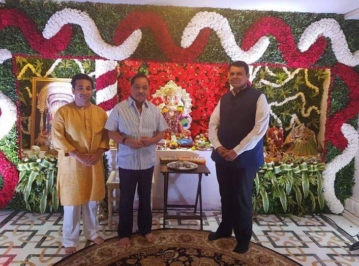 गणपती बाप्पाच्या दर्शनासाठी मुख्यमंत्री राणेंच्या घरी! Cm Devendra Fadnavis Visits Narayan Rane House For Ganpati गणपती बाप्पाच्या दर्शनासाठी मुख्यमंत्री राणेंच्या घरी!