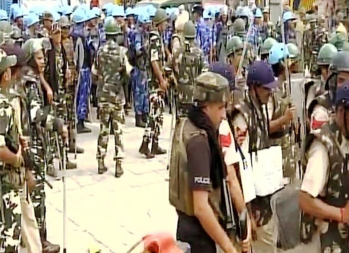 Haryana Army And Paramilitary Forces Entered Dera Headquarter In Sirsa राम रहीमच्या डेरावर कारवाई, मुख्यालयात सैन्य घुसलं