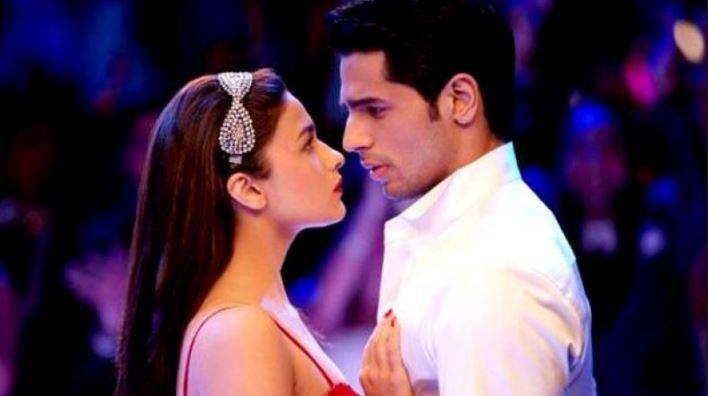 आगामी सिनेमा ‘अ जेंटलमन’च्या प्रमोशनसाठी सिद्धार्थ मल्होत्रा नेहा धुपियाच्या शोमध्ये गेला होता. तेव्हा आपण सिंगल असल्याचं त्याने सांगितलं.