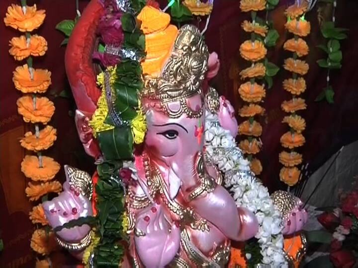 राजधानीत छोटीमोठी अशी एकूण तब्बल 40 गणेश मंडळं आहेत. करोलबाग, गुडगाव इथल्या मराठी समुहाशिवाय, आता काही अमराठी मंडळंही वाढू लागली आहेत. महाराष्ट्रापासून लांब असले तरी मराठी बांधव आपली संस्कृती मात्र टिकवून आहेत हेच यातून दिसतं.