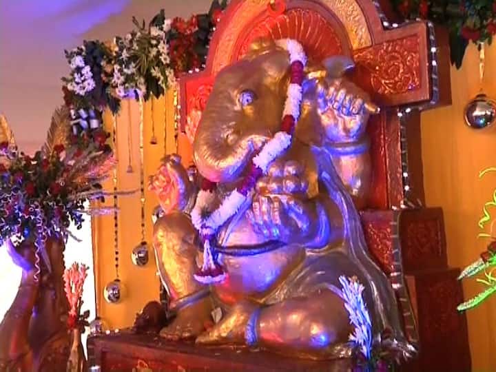 दिल्ली हाटमध्ये सध्या गणेशोत्सवाचा फीव्हर पाहायला मिळत आहे. सार्वजनिक गणेशोत्सव समितीचा गणपती या ठिकाणी दिमाखात विराजमान झाला आहे. यंदा दिल्ली पर्यावरण खात्यानं या गणपतीसाठी विशेष साहाय्य केलं आहे. ज्येष्ठ मूर्तीकार राम सुतार यांनी साकारलेली गणेशमूर्तीची या मंडळानं प्रतिष्ठापना केली आहे.