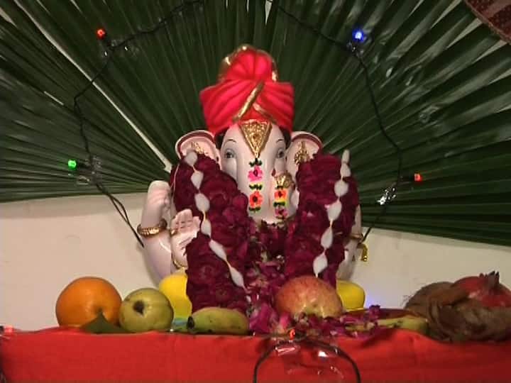 दुसरीकडे नेहमीच वेगवेगळ्या विद्यार्थी आंदोलनामुळं चर्चेत असणाऱ्या जेएनयूमध्येही गणेशोत्सावाची धूम पाहायला मिळालं आहे. डाव्या विचारांच्या या बालेकिल्यात गेल्या वर्षीपासून ही परंपरा सुरु झाली आहे. यंदा या गणपतीला प्रतिसाद वाढत आहे. 