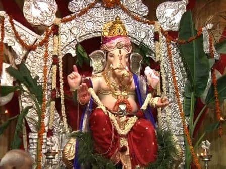 महाराष्ट्रात गणपती आणि कोकणी माणूस यांचं अतूट नातं आहे हे आपणाला मुंबई आणि महाराष्ट्रात नेहमी जाणवतं. त्याचीच साक्ष देणारा एक गणपती राजधानीच्या राजेंद्रनगर परिसरात वसतो. कोकण, मंगलोर, उडीपी या भागातून लोक तब्बल 42 वर्षांपासून गणेशोत्सव मोठ्या उत्साहात साजरा करतात.