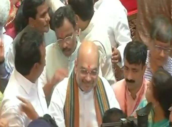  शाहांसोबत आशिष शेलार, भाजपचे महाराष्ट्र प्रदेशाध्यक्ष रावसाहेब दानवे आणि शिक्षण मंत्री विनोद तावडे आणि केंद्रीय मंत्री पियुष गोयल उपस्थित होते. 