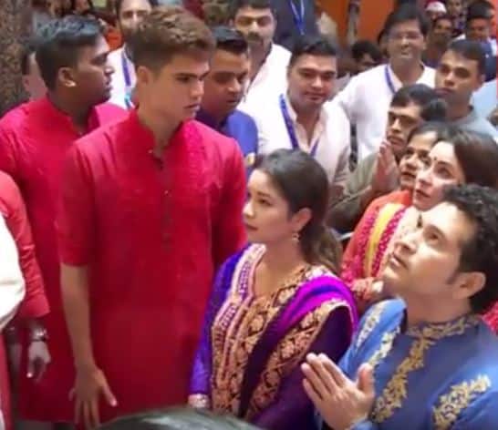 लालबागच्या राजाच्या दर्शनाला सचिनसोबत पत्नी अंजली, मुलगी सारा आणि मुलगा अर्जुन उपस्थित होते.
