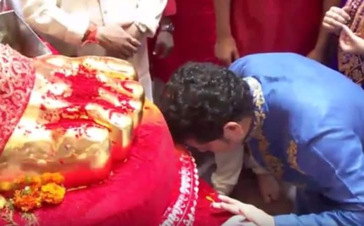 तेंडुलकर कुटुंब लालबागच्या राजाच्या चरणी लीन झालं.