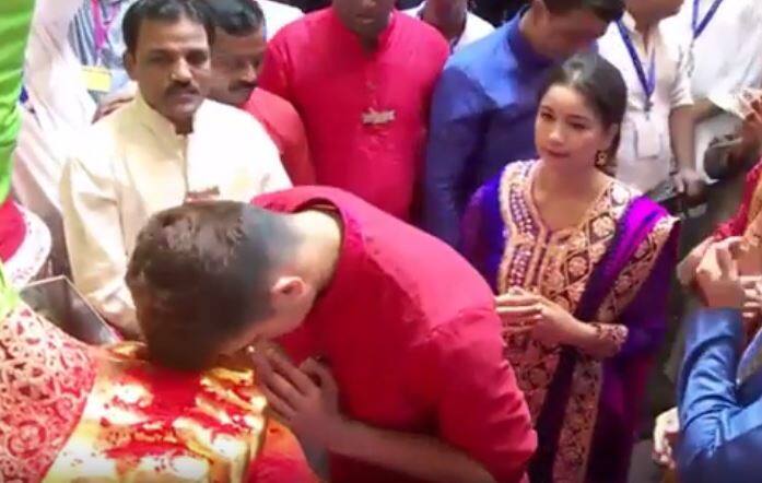 सचिनचा मुलगा अर्जुनने ही लालबागच्या राजाच्या चरणी डोकं ठेवलं