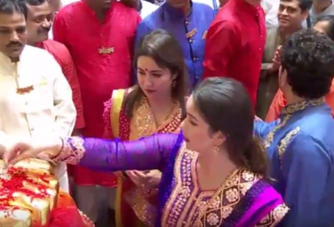 रविवारी सकाळी तेंडुलकर कुटुंबाने लालबागच्या राजाचं दर्शन घेतलं