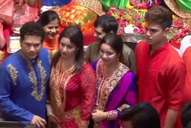 यावेळी लालबागच्या राजाच्या दर्शनाला आलेले भाविक एकाच वेळी 'दोन देवांना' पाहून भारावून गेले