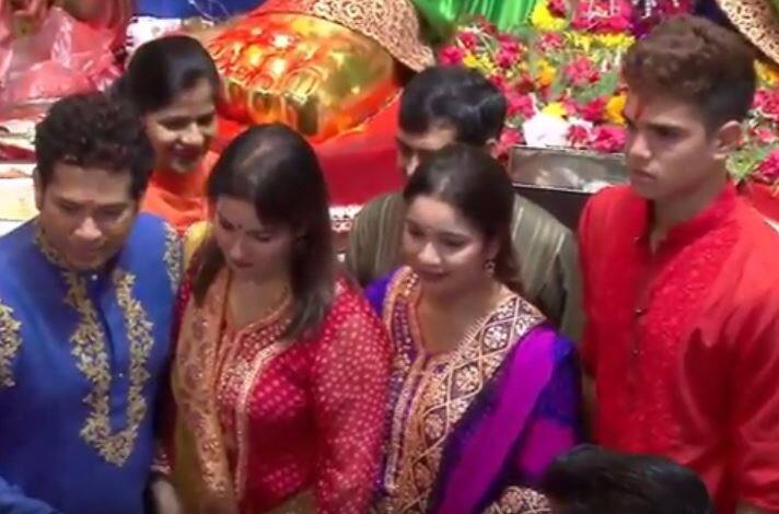 अनेक भाविकांना लालबागच्या राजासोबतच क्रिकेटच्या देवासोबत फोटो आणि सेल्फी काढण्याचा मोह आवरला नाही