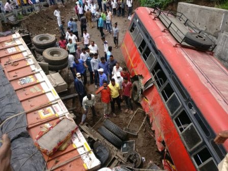 St Bus Truck And Car Accident On Pune Satara Road पुणे-सातारा रोडवर एसटी बस, ट्रक आणि कारचा भीषण अपघात
