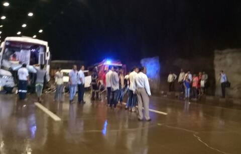 ट्रक, तीन कार आणि ट्रॅव्हल्सची धडक ट्रक, तीन कार आणि ट्रॅव्हल्सची धडक